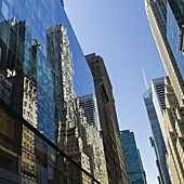 Glasfassade eines Wolkenkratzers, in der sich andere Wolkenkratzer spiegeln; New York City, New York, Vereinigte Staaten von Amerika