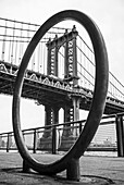 Manhattan Bridge durch eine kreisförmige Struktur auf der Promenade gesehen; New York City, New York, Vereinigte Staaten von Amerika