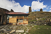 Haus und Svan-Steintürme im Dorf Chazhashi; Ushguli, Samegrelo-Zemo Svaneti, Georgien