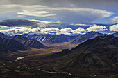 Das Blackstone Valley mit dem West Blackstone River, der im Herbst entlang des Dempster Highway fließt; Yukon, Kanada