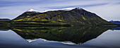 Spiegelung der Berge um Carcross, die sich im stillen Wasser spiegeln; Yukon, Kanada