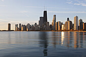 Skyline von Chicago entlang der Waterfront bei Sonnenaufgang; Chicago, Illinois, Vereinigte Staaten von Amerika