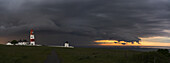 Souter-Leuchtturm unter bedrohlichen Gewitterwolken; South Shields, Tyne And Wear, England