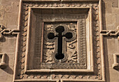 Fenster mit armenischem Kreuz auf der Rückseite der Hauptkirche, St. Stepanos-Kloster; Ost-Aserbaidschan, Iran