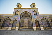 Mit Shirazi Haft Rangi-Fliesen verzierter Iwan der Nasir Ol Molk-Moschee; Shiraz, Provinz Fars, Iran