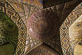 Shirazi Haft Rangi-Fliesen schmücken das Innere der Nasir Ol Molk Moschee; Shiraz, Provinz Fars, Iran