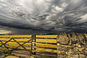 Ein Bauernhof unter einem dunklen, stürmischen Himmel; Whitburn, Tyne And Wear, England