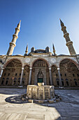 Waschungsbrunnen und Säulengänge im Innenhof der Selimiye-Moschee; Edirne, Türkei