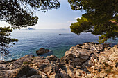 Blick von der felsigen Küste von Cavtat; Cavtat, Kroatien