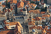 Ansicht von Dächern und Kathedrale; Dubrovnik, Kroatien
