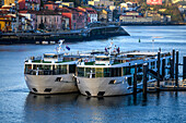 Schiffe im Douro-Fluss, Ribeira, Portos Uferviertel; Porto, Portugal