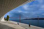 MAAT - Museum für Kunst, Architektur und Technologie, ein altes Kraftwerk am Flussufer, mit Ausstellungen über erneuerbare Energien und elektrische Phänomene; Lissabon, Region Lisboa, Portugal