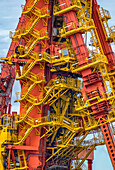 Detail einer Treppe mit Ausrüstung für die Offshore-Industrie; North Shields, Tyne and Wear, England