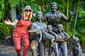 Tourist mit Statue der Familie Irwin im Zoo; Beerway, Queensland, Australien