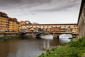 Blick auf den Fluss Arno in Florenz, einschließlich der Ponte Vecchio; Florenz, Italien