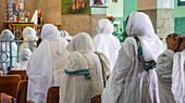 Eritreische Frauen in weißen Hijabs vor der Enda-Mariam-Kathedrale; Asmara, Zentralregion, Eritrea