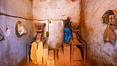 Frau arbeitet an einer Pfeffermühle auf dem Medeber-Markt; Asmara, Zentralregion, Eritrea