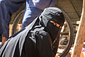 Eritreische Frau im Niqab auf dem Freiluftmarkt; Keren, Anseba Region, Eritrea