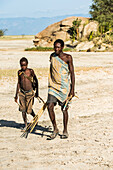 Hadzabe Mann und Junge tragen Pfeil und Bogen in der Nähe des Eyasi-Sees; Tansania