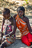 Junge Hadzabe-Frauen in farbenfroher Kleidung in der Nähe des Eyasi-Sees; Tansania