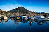 Sitka-Hafen mit Booten und deren Spiegelung sowie der Berg Verstovia; Sitka, Alaska, Vereinigte Staaten von Amerika