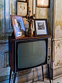 Vintage-Fernseher in einem Wohnzimmer; Havanna, Kuba