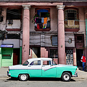 Oldtimer vor einem Wohnhaus geparkt; Havanna, Kuba