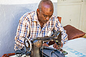 Schneiderin bei der Arbeit an einer alten Nähmaschine in Harar Jugol, der befestigten historischen Stadt; Harar, Region Harari, Äthiopien