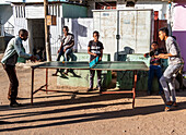 Äthiopische Männer spielen Tischtennis, Harar Jugol, die befestigte historische Stadt; Harar, Region Harari, Äthiopien