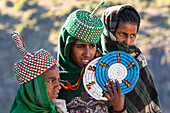 Äthiopische Frauen verkaufen Tischsets, Simien-Nationalpark; Amhara-Region, Äthiopien