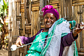 Dorze-Frau beim Spinnen von Baumwolle, Dorf Dorze, Region Südliche Nationen und Völker, Äthiopien