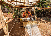 Konso-Mann webt Stoff auf seinem Webstuhl; Karat-Konso, Region der Nationalitäten und Völker des Südens, Äthiopien