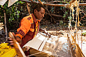 Konso-Mann beim Weben von Stoffen auf seinem Webstuhl; Karat-Konso, Region der Nationalitäten und Völker des Südens, Äthiopien