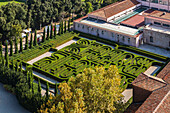 Blick vom Glockenturm auf das Labyrinth mit Kieswegen und beschnittenen Laubhecken auf der Insel San Giorgio Maggiore, Lagune von Venedig; San Giorgio Maggiore, Venedig, Venetien, Italien Venetien, Italien