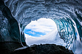Raureif hängt von der Decke einer Eishöhle des Canwell-Gletschers im Winter; Alaska, USA
