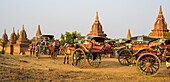 Ein buddhistischer Tempel mit Pferden und Kutschen; Bagan, Mandalay-Region, Myanmar