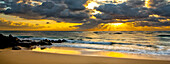 Sonnenaufgang von einem Strand an der Küste von Kauai; Kauai, Hawaii, Vereinigte Staaten von Amerika