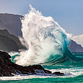 Große Meereswelle prallt auf Felsen entlang der Na Pali Coast; Kauai, Hawaii, Vereinigte Staaten von Amerika