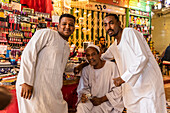 Sudanesische Männer auf dem Markt von Omdurman; Omdurman, Khartum, Sudan