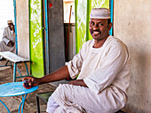 Sudanese trinkt Tee in einer Gaststätte; Abri, Nordstaat, Sudan