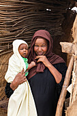 Sudanesische Frau hält ein Baby; Kokka, Nordstaat, Sudan