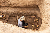 Archäologe bei der Arbeit an einem Skelett, das bei einer Ausgrabung eines Grabes in der napatanisch-meroitischen Nekropole von Sedeinga gefunden wurde: Sektor II (7. Jahrhundert v. Chr. - 3. Jahrhundert n. Chr.); Sedeinga, Nordstaat, Sudan