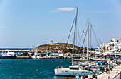 Boote und Segelboote im Hafen von Chora am Ufer des Mittelmeers; Insel Naxos, Kykladen, Griechenland