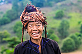Eine Frau vom Stamm der Pa'O trägt eine traditionelle Kopfbedeckung; Yawngshwe, Shan-Staat, Myanmar