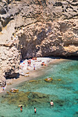 Tsigado Beach mit Touristen im türkisfarbenen Wasser; Insel Milos, Kykladen, Griechenland