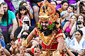 Kecak-Tanzvorführung; Uluwatu, Bali, Indonesien