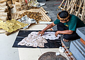 Mann bei der Herstellung eines Lembu (stierförmiger Sarg) für eine Ngaben-Kremationszeremonie, Dorf Kasman; Kamasan, Bali, Indonesien
