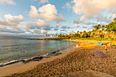 Touristen genießen den Kapalua Beach bei Sonnenuntergang; Ka'anapali, Maui, Hawaii, Vereinigte Staaten von Amerika