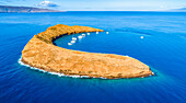 Molokini-Krater, Luftaufnahme der Maui-Seite des halbmondförmigen Eilands mit Kahoolawe und Lanai in der Ferne; Maui, Hawaii, Vereinigte Staaten von Amerika