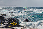 Windsurfer beim Surfen am Ufer des Hookipa Beach; Paia, Maui, Hawaii, Vereinigte Staaten von Amerika